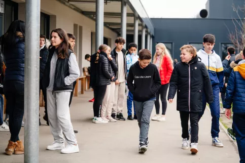 Des jeunes du collège sainte-claire en pause.