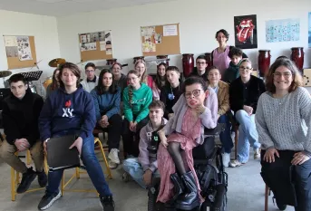 Audrey Grison entourée d'élèves de 3ème