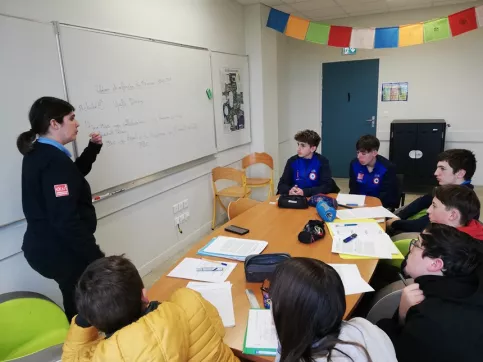 Cadets de la défense et leur professeur d'histoire/géo