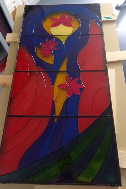 Premier vitrail fenêtre chapelle