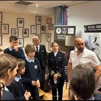 Nos cadets au salon du livre militaire